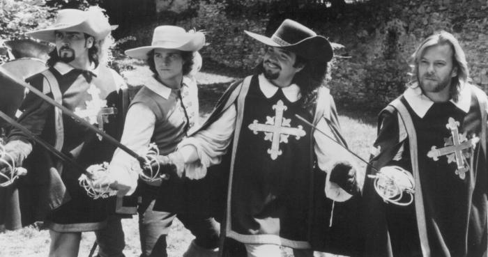 اولیور پلات در صحنه فیلم سینمایی سه تفنگدار به همراه کیفر ساترلند، چارلی شین و کریس اونتنل