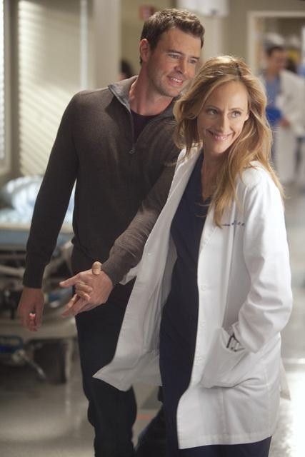 Scott Foley در صحنه سریال تلویزیونی آناتومی گری به همراه Kim Raver