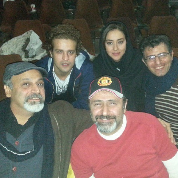تصویری از مجتبی پیرزاده، بازیگر سینما و تلویزیون در پشت صحنه یکی از آثارش به همراه بهاره کیان‌افشار