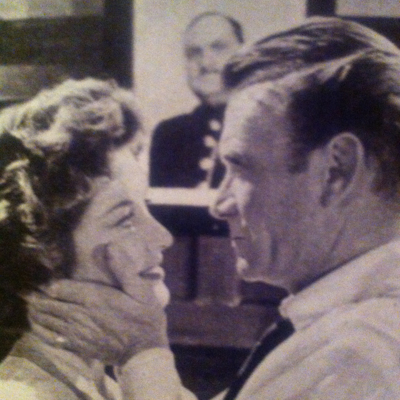 John Mills در صحنه فیلم سینمایی Town on Trial به همراه Barbara Bates