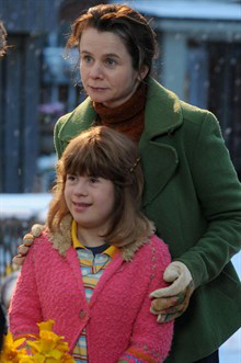 امیلی واتسون در صحنه فیلم سینمایی The Memory Keeper's Daughter به همراه Krystal Hope Nausbaum