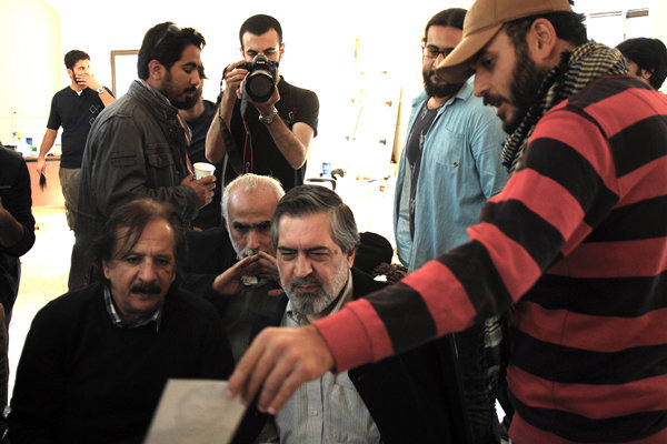 مجید مجیدی در پشت صحنه فیلم سینمایی ایستاده در‌ غبار به همراه محمدحسین مهدویان