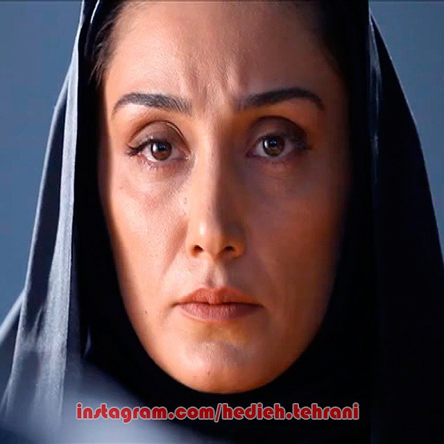 تصویری از هدیه تهرانی، بازیگر و طراح لباس سینما و تلویزیون در حال بازیگری سر صحنه یکی از آثارش