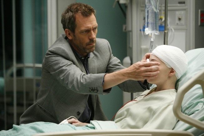 Felicia Day در صحنه سریال تلویزیونی دکتر هاوس به همراه Hugh Laurie