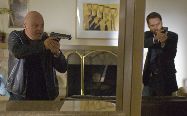 David Rees Snell در صحنه سریال تلویزیونی شیلد به همراه Michael Chiklis