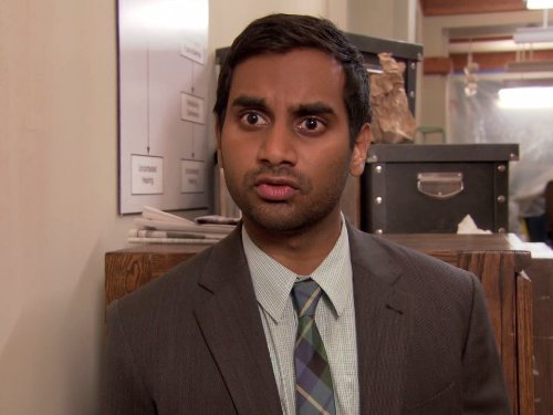 Aziz Ansari در صحنه سریال تلویزیونی پارک ها و تفریحات