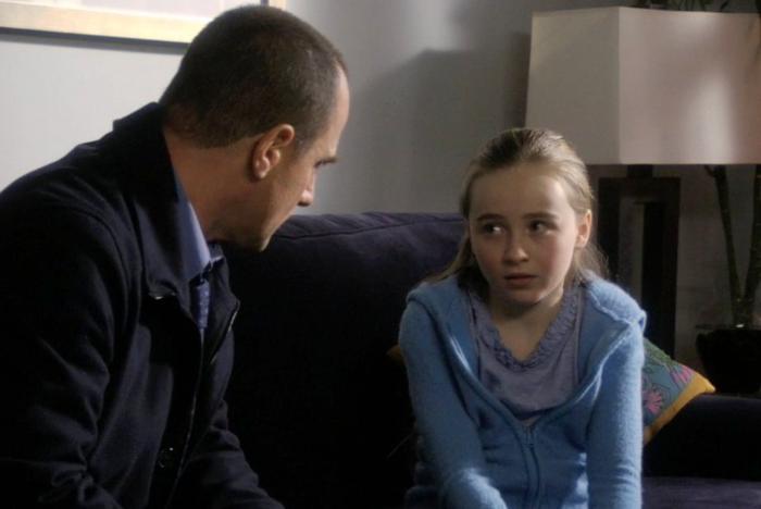Sabrina Carpenter در صحنه سریال تلویزیونی قانون و نظم: واحد قربانیان ویژه به همراه کریستوفر ملونی