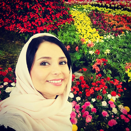 تصویری از کیمیا گیلانی، بازیگر و مجری سینما و تلویزیون در حال بازیگری سر صحنه یکی از آثارش