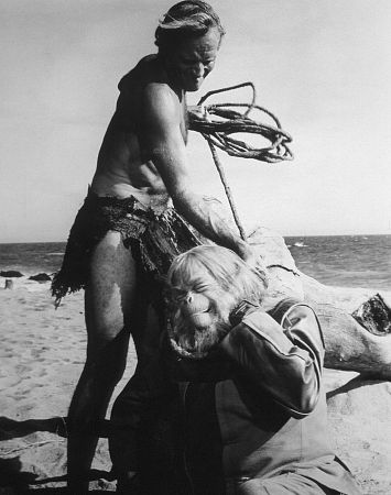 Maurice Evans در صحنه فیلم سینمایی سیاره ی میمون ها به همراه Charlton Heston