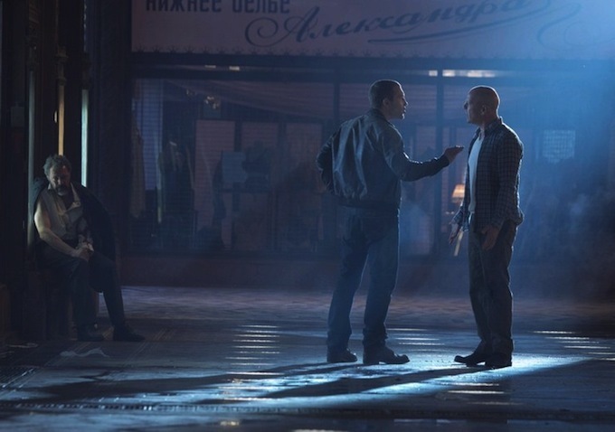 Sebastian Koch در صحنه فیلم سینمایی یک روز خوب برای جان سخت به همراه جای کورتنی و بروس ویلیس