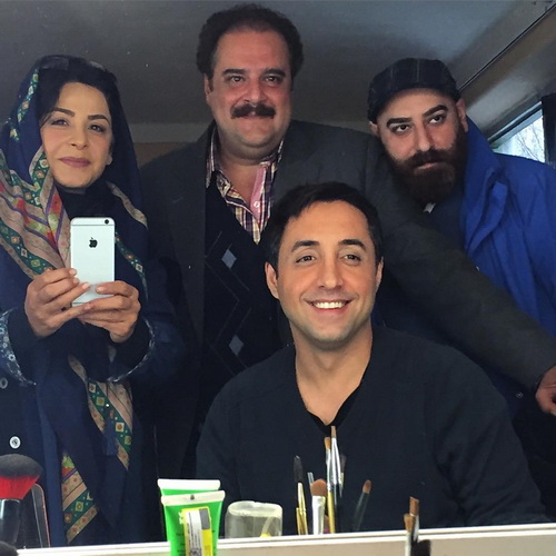امیرحسین رستمی در پشت صحنه سریال تلویزیونی پادری به همراه هومن برق‌نورد و سیما تیرانداز