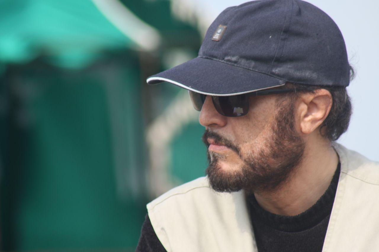 تصویری از فرامرز گرجیان سینما و تلویزیون در حال بازیگری سر صحنه یکی از آثارش