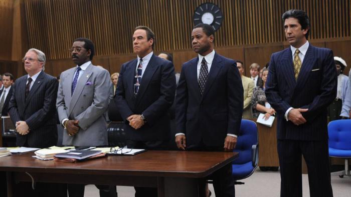 کورتنی بی. ونس در صحنه سریال تلویزیونی داستان جنایت آمریکایی به همراه جان تراولتا، David Schwimmer، کوبا گودینگ جونیور و Nathan Lane