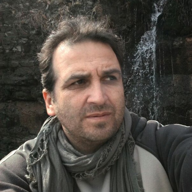 تصویری از احمد اردلان، صدابردار و دستیار صدابردار سینما و تلویزیون در حال بازیگری سر صحنه یکی از آثارش