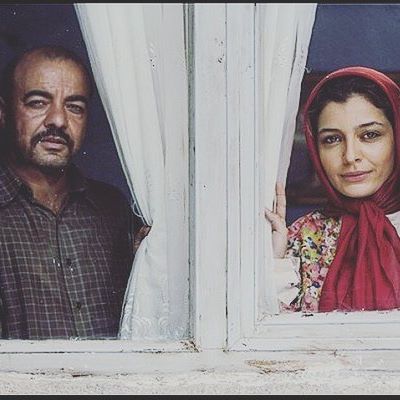 تصویری از سعید آقاخانی، بازیگر و کارگردان سینما و تلویزیون در حال بازیگری سر صحنه یکی از آثارش