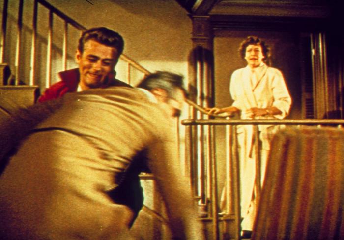Ann Doran در صحنه فیلم سینمایی شورش بی دلیل به همراه Jim Backus و James Dean