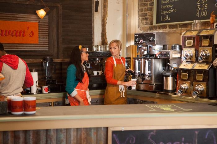Gabriela Lopez در صحنه فیلم سینمایی Coffee Shop به همراه Laura Vandervoort