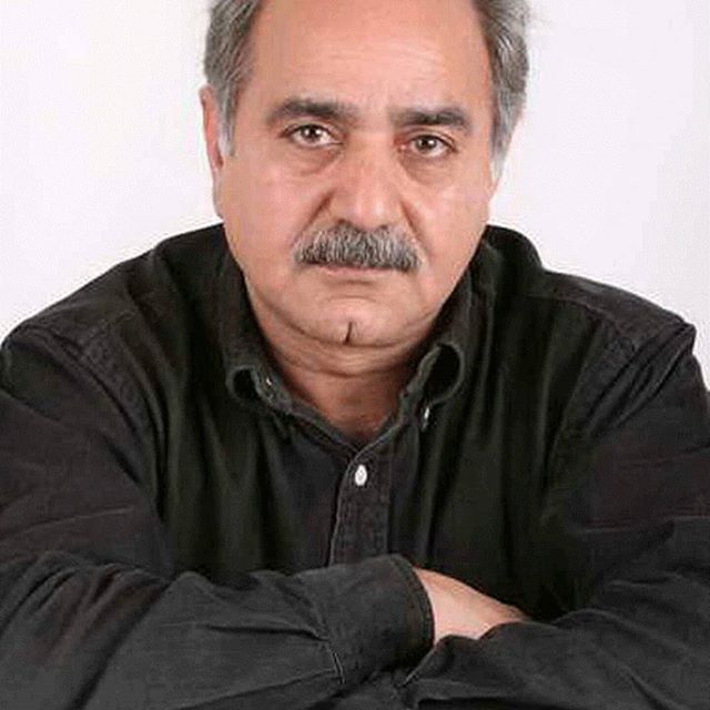 تصویری از پرویز پرستویی، بازیگر و تهیه کننده سینما و تلویزیون در حال بازیگری سر صحنه یکی از آثارش