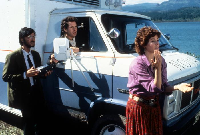 Steve Guttenberg در صحنه فیلم سینمایی اتصال کوتاه به همراه الای شیدی و فیشر استیونز