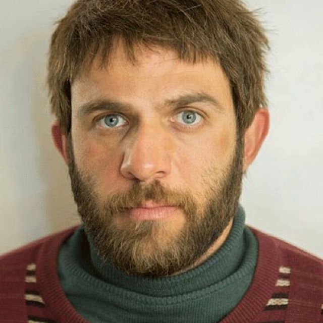 تصویری از بابک حمیدیان، بازیگر و تهیه کننده سینما و تلویزیون در حال بازیگری سر صحنه یکی از آثارش