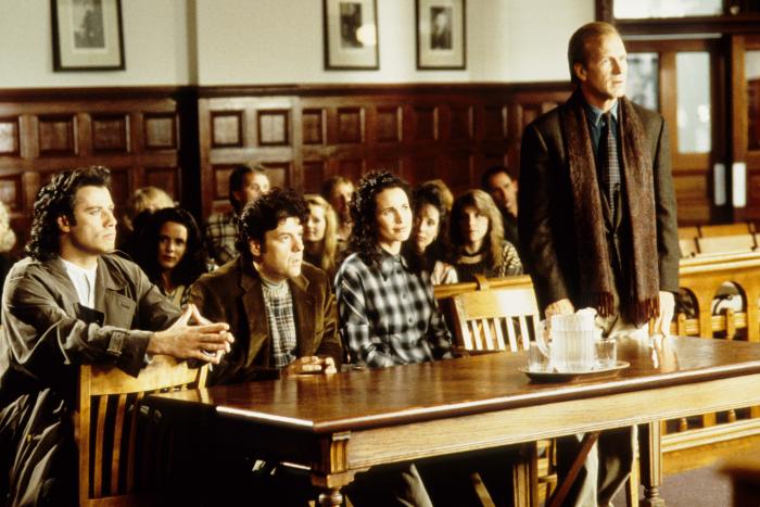 Robert Pastorelli در صحنه فیلم سینمایی مایکل به همراه اندی مک  داول، جان تراولتا و William Hurt