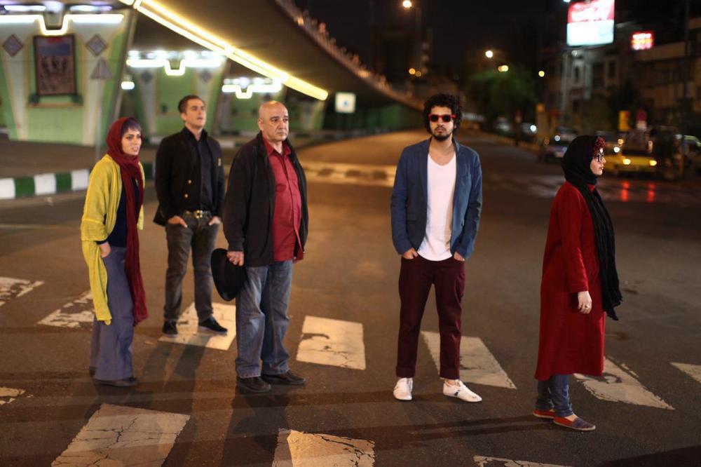 احسان امانی در صحنه فیلم سینمایی مادر قلب اتمی به همراه مهرداد صدیقیان، محمدرضا گلزار و پگاه آهنگرانی