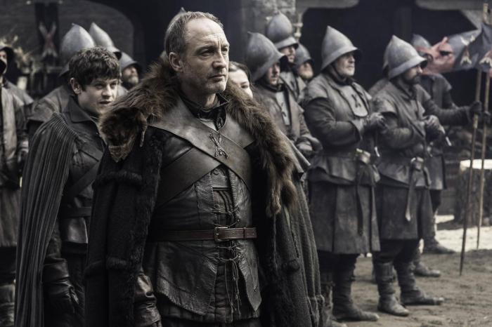 Iwan Rheon در صحنه سریال تلویزیونی بازی تاج و تخت به همراه Michael McElhatton