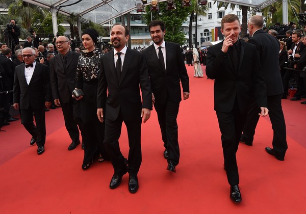 سید‌شهاب حسینی در فرش قرمز فیلم سینمایی فروشنده به همراه بابک کریمی، الکساندر مالت‌گای، سید‌فرید سجادی‌‌حسینی، اصغر فرهادی و ترانه علیدوستی