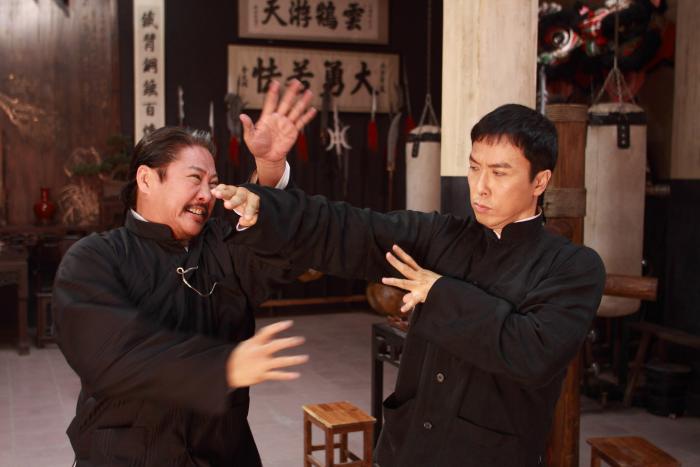 Donnie Yen در صحنه فیلم سینمایی ایپ من 2 به همراه Sammo Kam-Bo Hung
