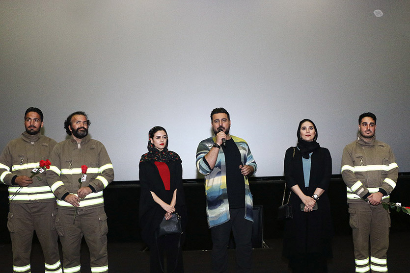 محسن کیایی در اکران افتتاحیه فیلم سینمایی چهارراه استانبول به همراه ماهور الوند و سحر دولتشاهی