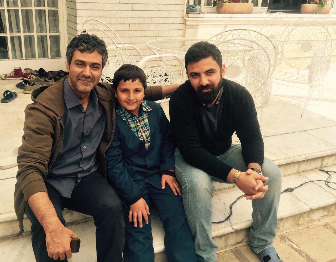 محمدرضا شیرخانلو در پشت صحنه سریال تلویزیونی پریا به همراه عمار تفتی
