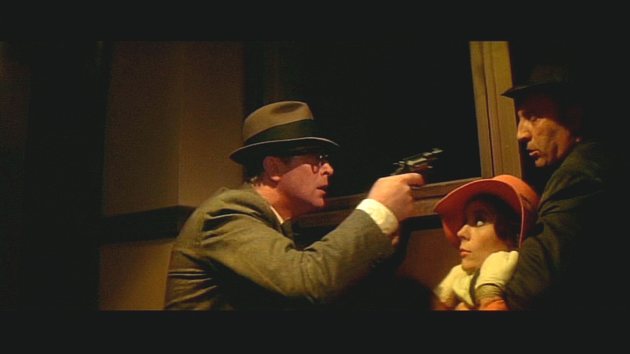 Timothy Carey در صحنه فیلم سینمایی Peeper به همراه مایکل کین و Natalie Wood