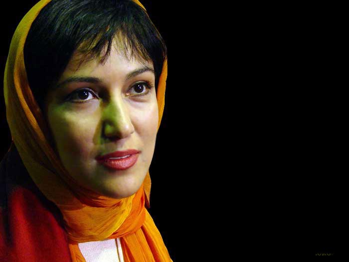 تصویری از پانته‌آ بهرام، بازیگر و مهمان سینما و تلویزیون در حال بازیگری سر صحنه یکی از آثارش