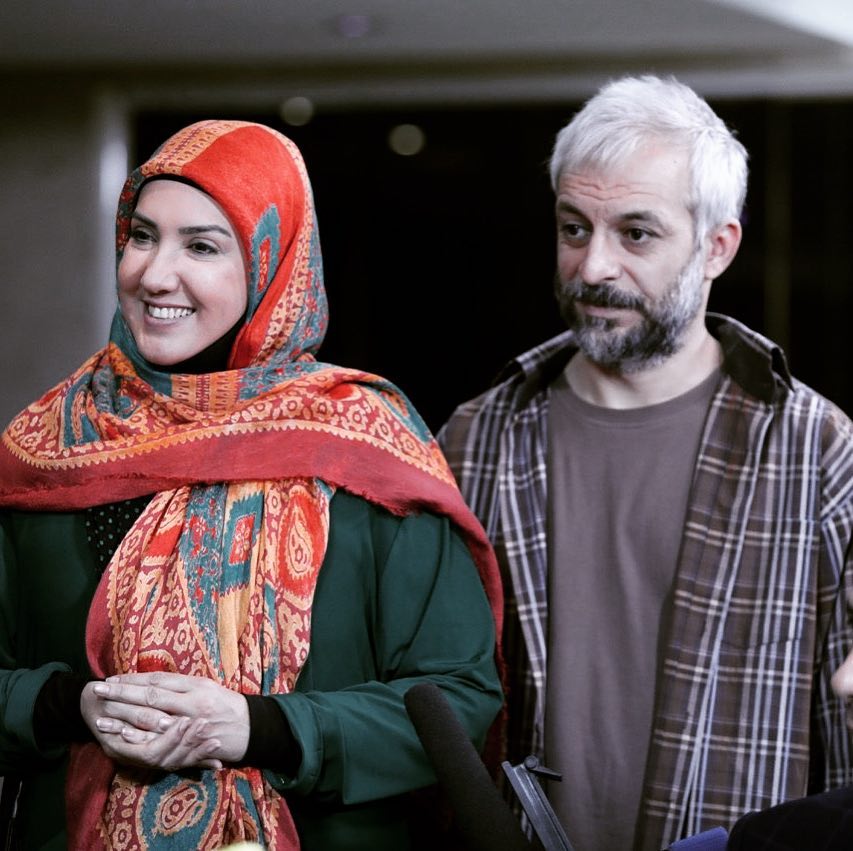 تصویری از پریسا مقتدی، بازیگر سینما و تلویزیون در حال بازیگری سر صحنه یکی از آثارش به همراه کاظم سیاحی