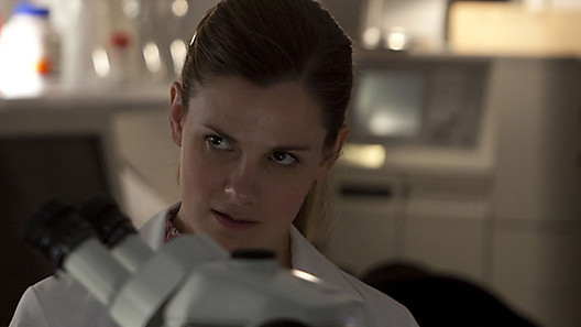 Louise Brealey در صحنه فیلم سینمایی شرلوک