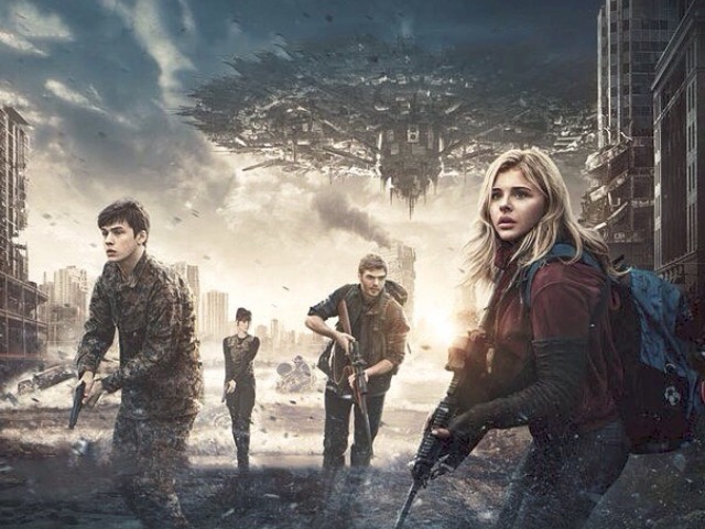 Alex Roe در صحنه فیلم سینمایی پنجمین موج به همراه مایکا مونرو، نیک رابینسون و کلویی گریس مورتز