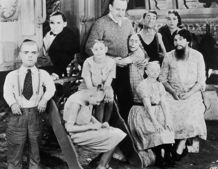 Tod Browning در صحنه سریال تلویزیونی Freaks به همراه Peter Robinson، Josephine Joseph، Jerry Austin و Johnny Eck