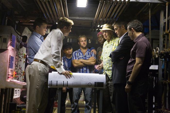 Carl Reiner در صحنه فیلم سینمایی سیزده یار اوشن به همراه Scott Caan، ادی جمیسون، مت دیمون، دان چیدل، برد پیت، جرج کلونی و Shaobo Qin