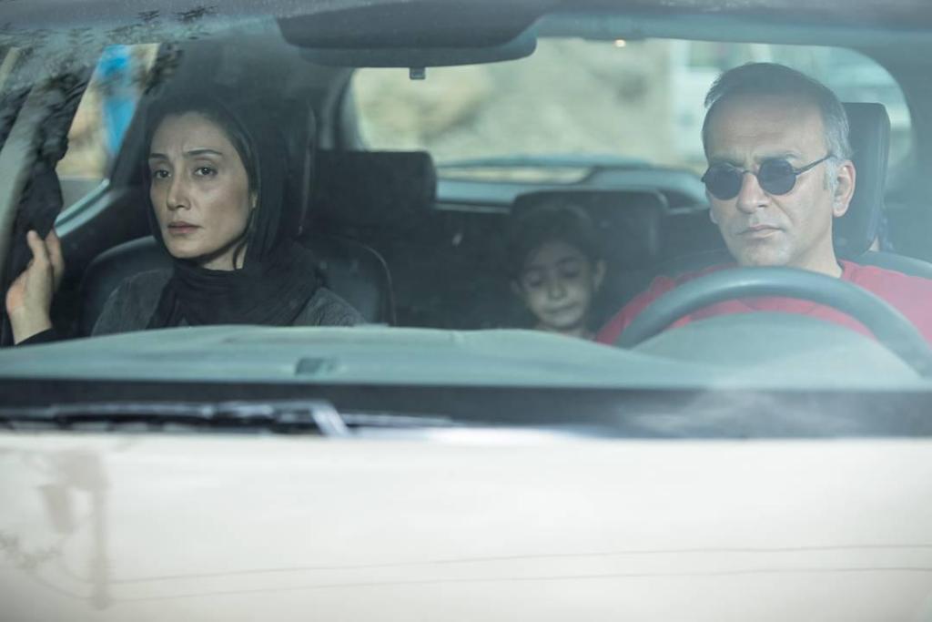 حمیدرضا آذرنگ در صحنه فیلم سینمایی عادت نمی‌کنیم به همراه هدیه تهرانی