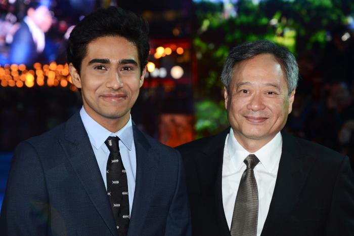 Ang Lee در صحنه فیلم سینمایی زندگی پی به همراه Suraj Sharma