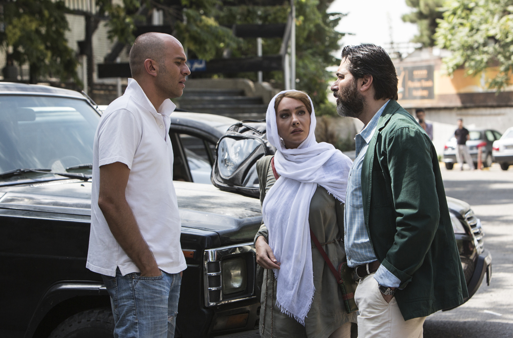هانیه توسلی در صحنه فیلم سینمایی شکاف به همراه پارسا پیروزفر و بابک حمیدیان