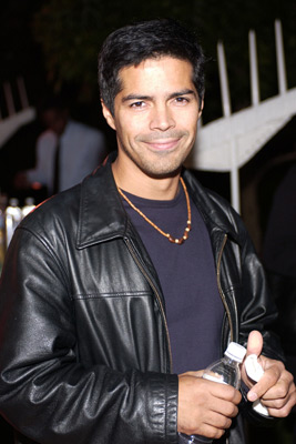 Esai Morales در صحنه سریال تلویزیونی بال غربی