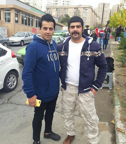 تصویری از سجاد پاکزاد، بازیگر و دستیار صحنه سینما و تلویزیون در حال بازیگری سر صحنه یکی از آثارش