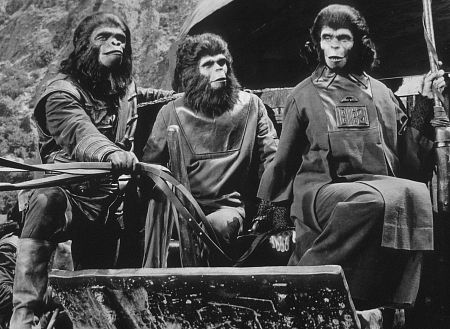 کیم هانتر در صحنه فیلم سینمایی سیاره ی میمون ها به همراه Roddy McDowall و Lou Wagner