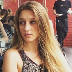 Taissa Farmiga در صحنه فیلم سینمایی The Long Dumb Road