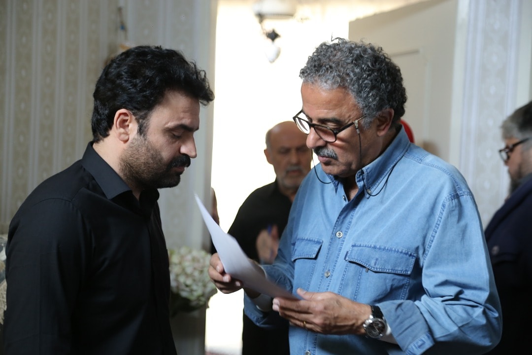 تصویری از علی میرزایی، بازیگر و نوازنده سینما و تلویزیون در پشت صحنه یکی از آثارش