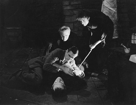 Edward Van Sloan در صحنه سریال تلویزیونی فرانکشتاین به همراه Dwight Frye، Boris Karloff و Colin Clive