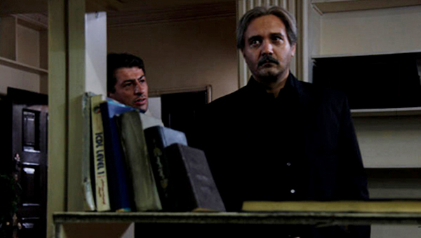 سیروس همتی در صحنه سریال تلویزیونی کیفر به همراه کامبیز دیرباز