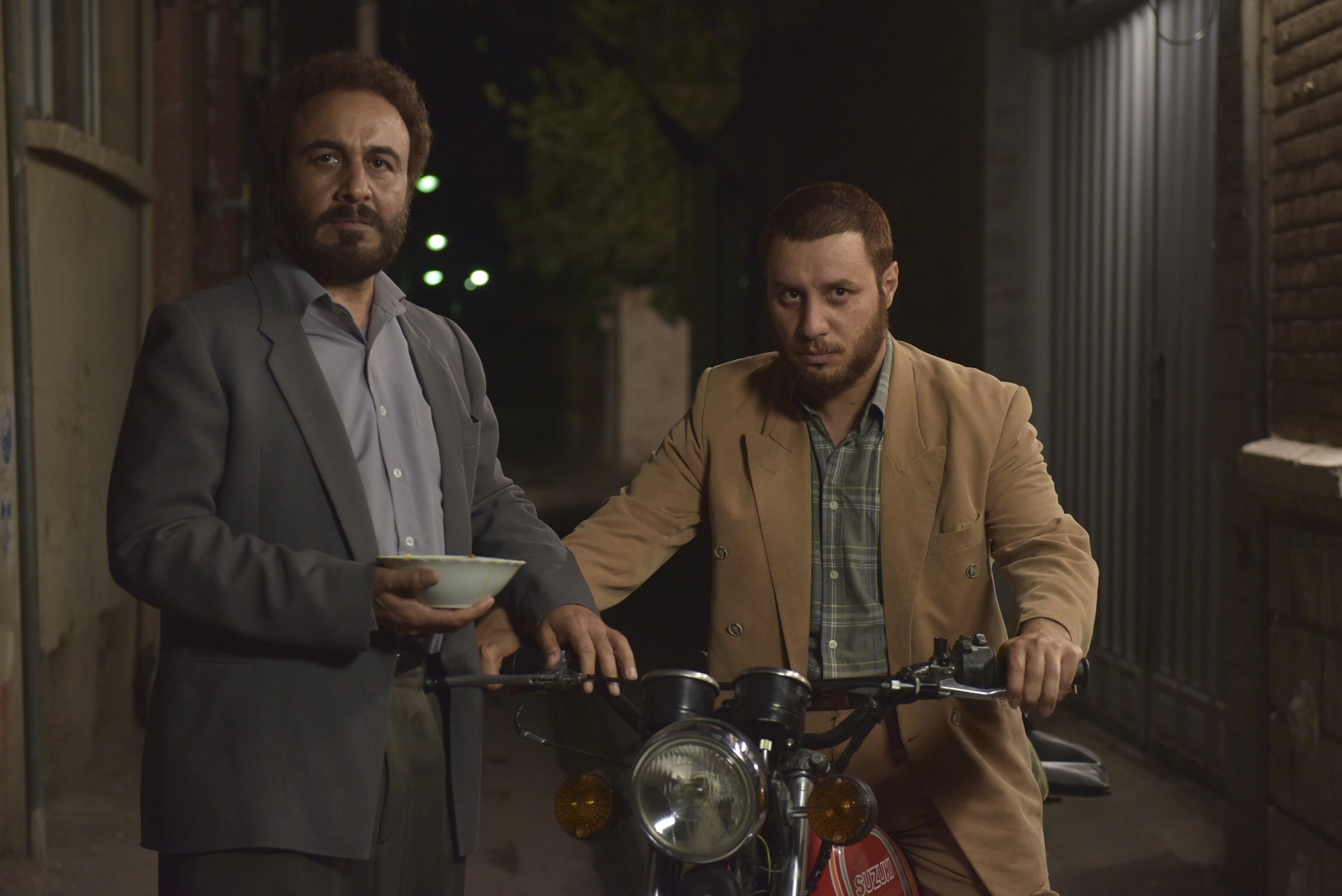 جواد عزتی در صحنه فیلم سینمایی هزارپا به همراه رضا عطاران