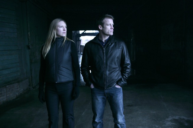 Mark Valley در صحنه سریال تلویزیونی فرینج به همراه Anna Torv